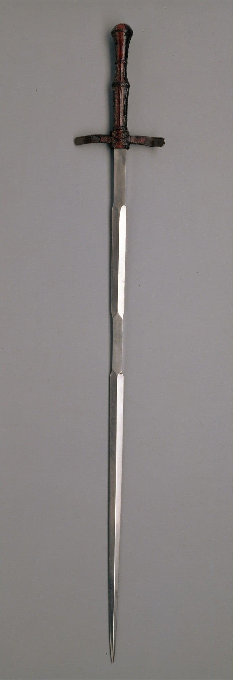 Cvičný Harnischkampfschwert z Kunsthistorisches museum ve Vídni, který není estokem.